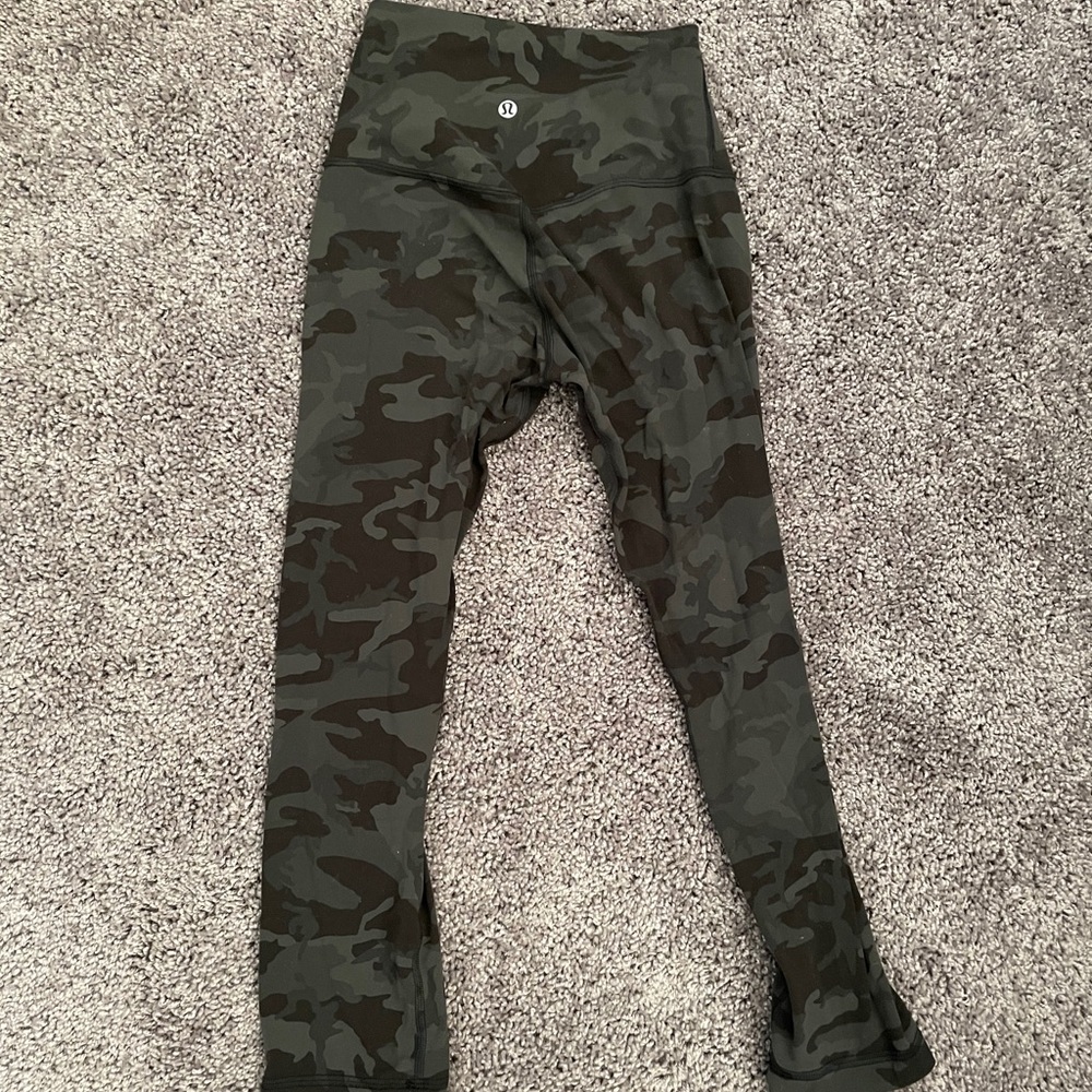 lululemon 21” align crop in camo - size 4